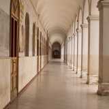 ...presenta un�architettura mediterranea ispirata ai porticati di Siviglia e di Madrid